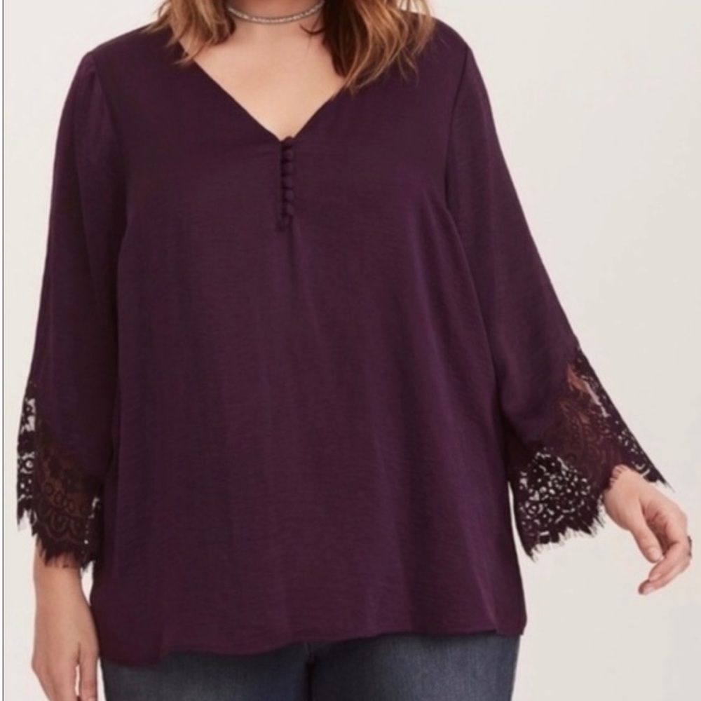 3/$30 sale✨✨✨ NWT Torrid silky and lace top
